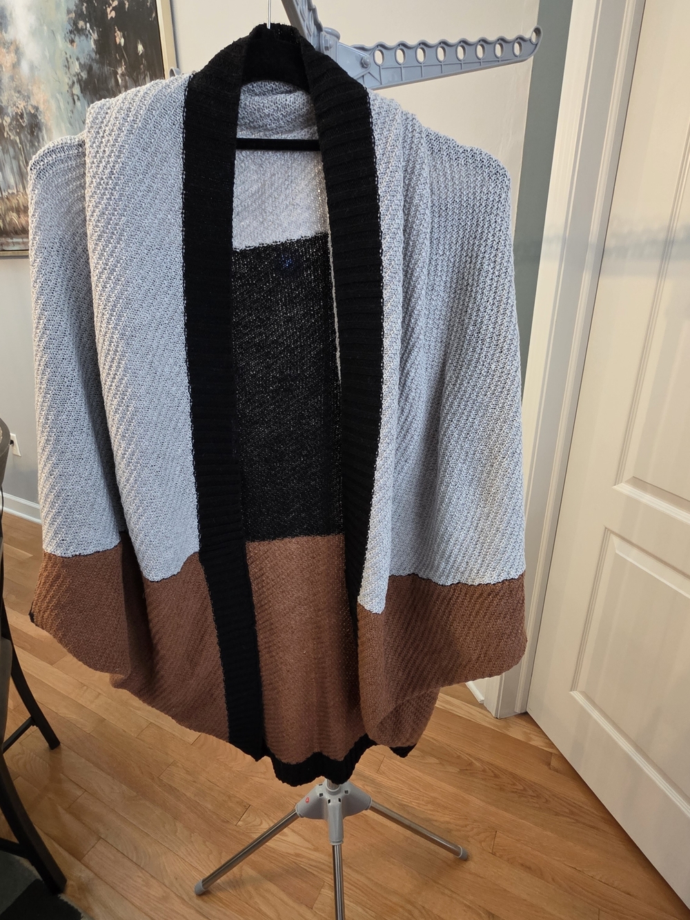 Neutral Colorblock Open-Front Wrap - Picture 5 of 6